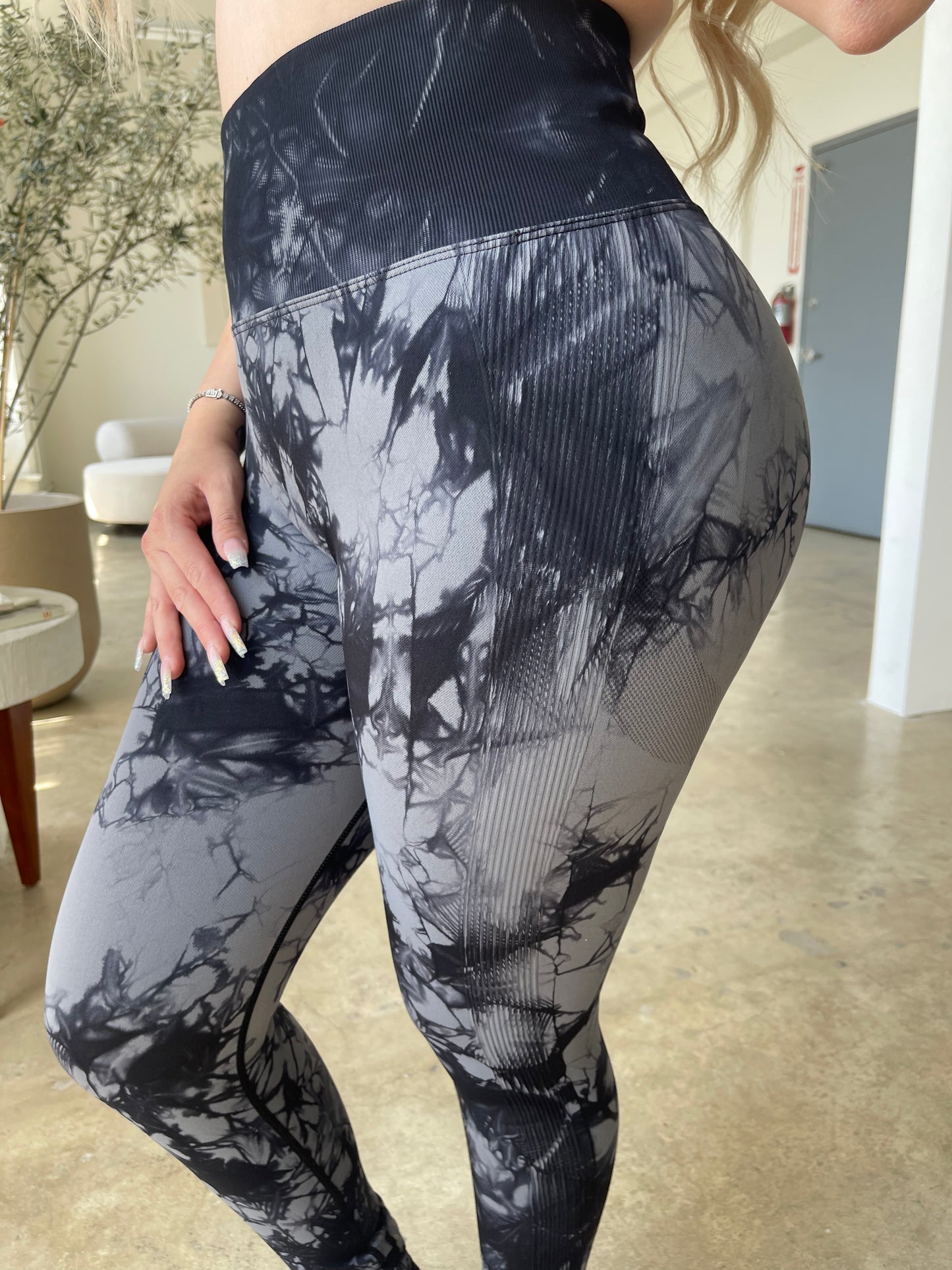 Marble Scrunch Leggings (BLACK)