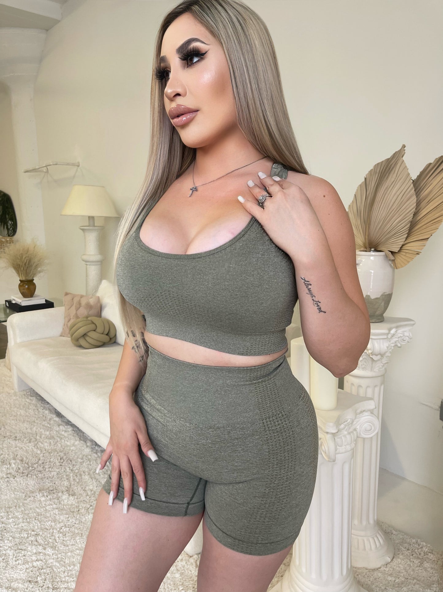 Sleek Seamless Sports Bra (OLIVE GREEN)