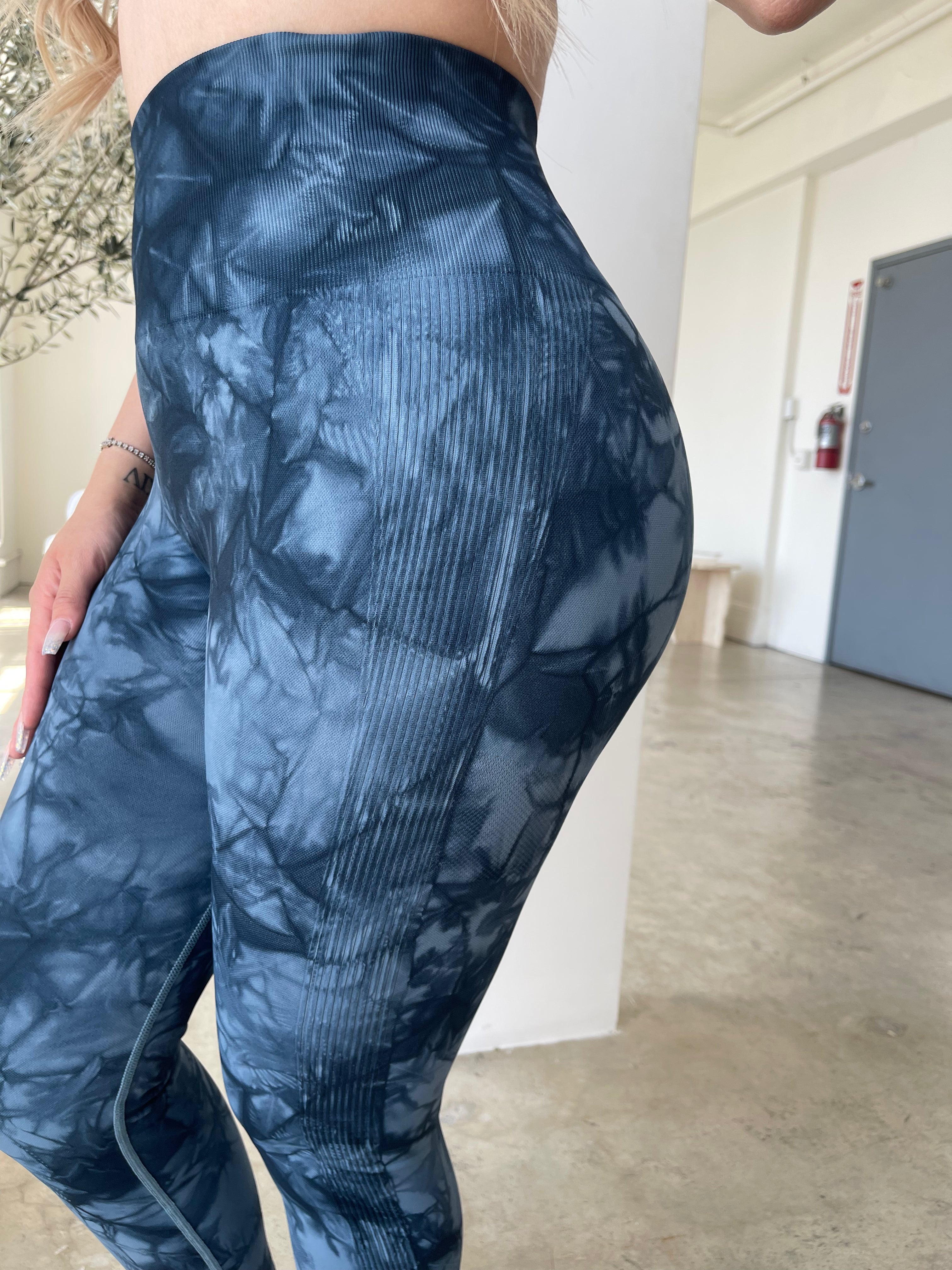 Marble Scrunch Leggings (NAVY BLUE)